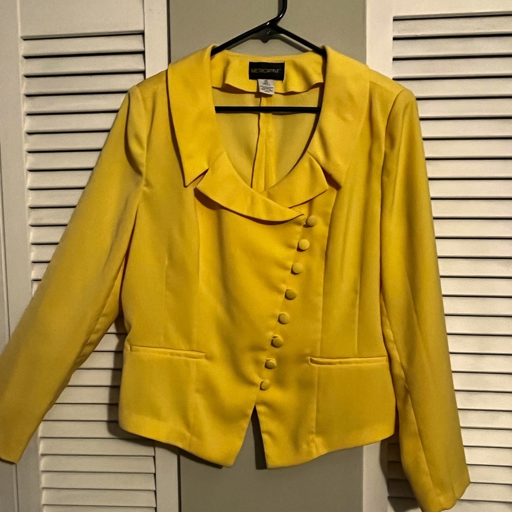 2pc yellow business suit! Beautiful on perfect condition great for work